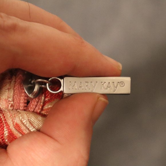 Mary Kay Cosmetics Bag 6 1/2" x 1 3/4" - New - Red Pink & White Floral Pattern - Picture 5 of 5